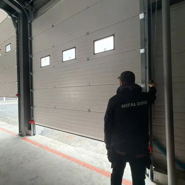 Pourquoi choisir Maintenance 2000 pour un entretien porte sectionnelle industrielle