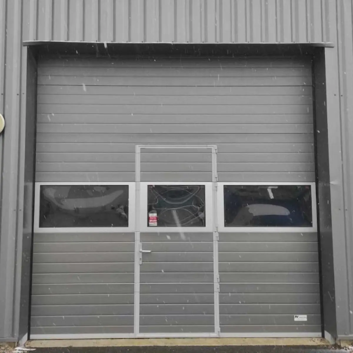 Remise en état de porte sectionnelle industrielle à Paris