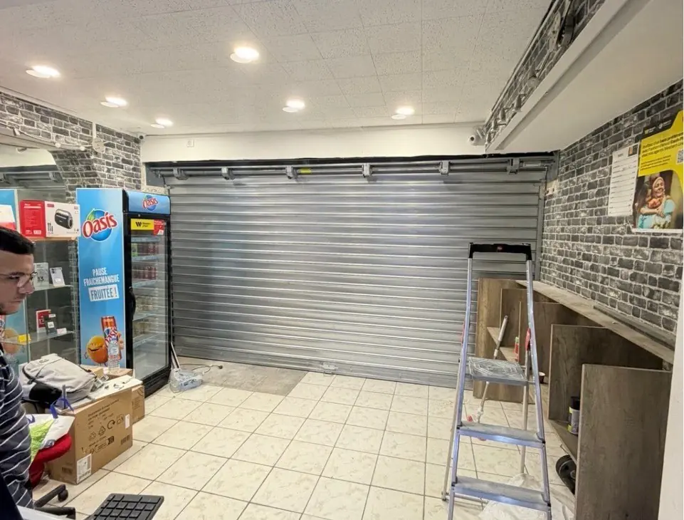 Maintenance de rideau métallique de commerce